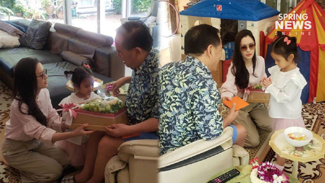 โมเมนต์ดีๆ "แอฟ" พา "น้องปีใหม่" รดน้ำดำหัวคุณปู่ไพวงษ์ ต้อนรับสงกรานต์! โมเมนต์ดีๆ "แอฟ" พา "น้องปีใหม่" รดน้ำดำหัวคุณปู่ไพวงษ์ ต้อนรับสงกรานต์!
