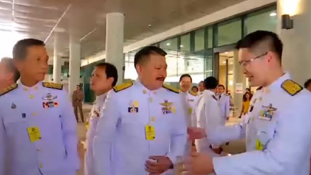 อ๋าว? วัน อยู่บำรุง ปฏิเสธจับมือ มงคลกิตติ์ ประจันหน้าเปิดประชุมสภาฯ (คลิป) อ๋าว? วัน อยู่บำรุง ปฏิเสธจับมือ มงคลกิตติ์ ประจันหน้าเปิดประชุมสภาฯ (คลิป)