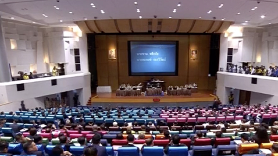สภาฯอลหม่าน ยกมือประท้วงวุ่นวาย ก่อนสรุปไม่เลื่อนการประชุม สภาฯอลหม่าน ยกมือประท้วงวุ่นวาย ก่อนสรุปไม่เลื่อนการประชุม