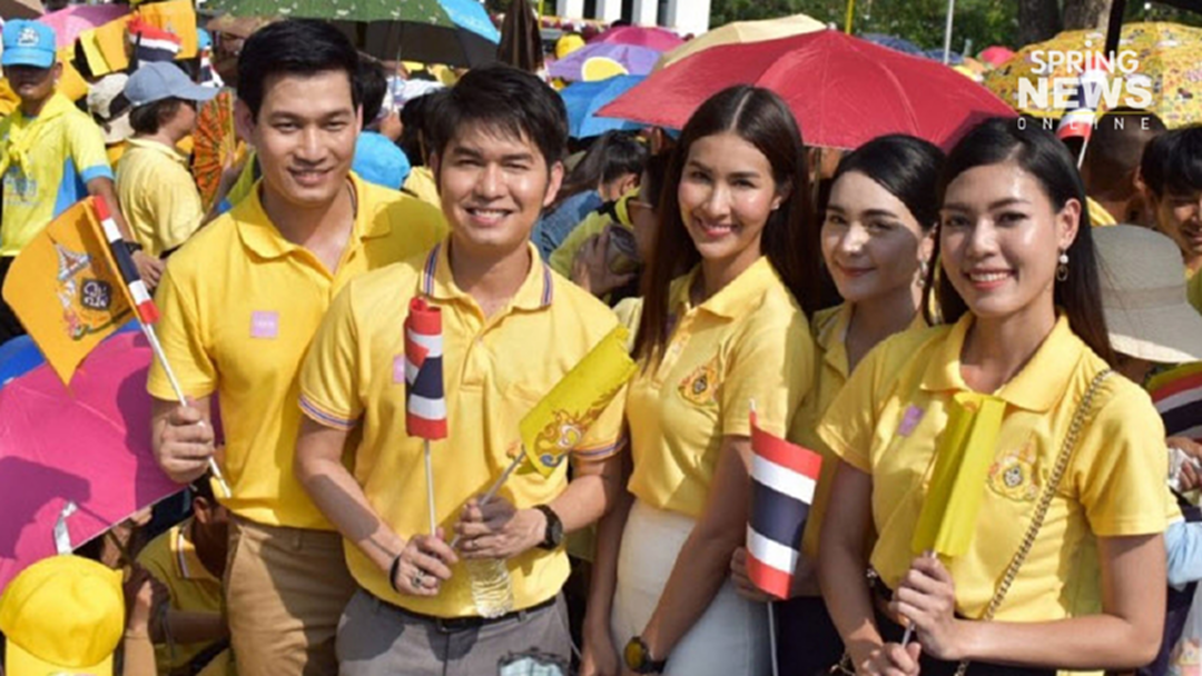 "กุ้ง สุธิราช" นำทีมศิลปินอาร์เอส ร่วมรับเสด็จในงานพระราชพิธีบรมราชาภิเษก "กุ้ง สุธิราช" นำทีมศิลปินอาร์เอส ร่วมรับเสด็จในงานพระราชพิธีบรมราชาภิเษก