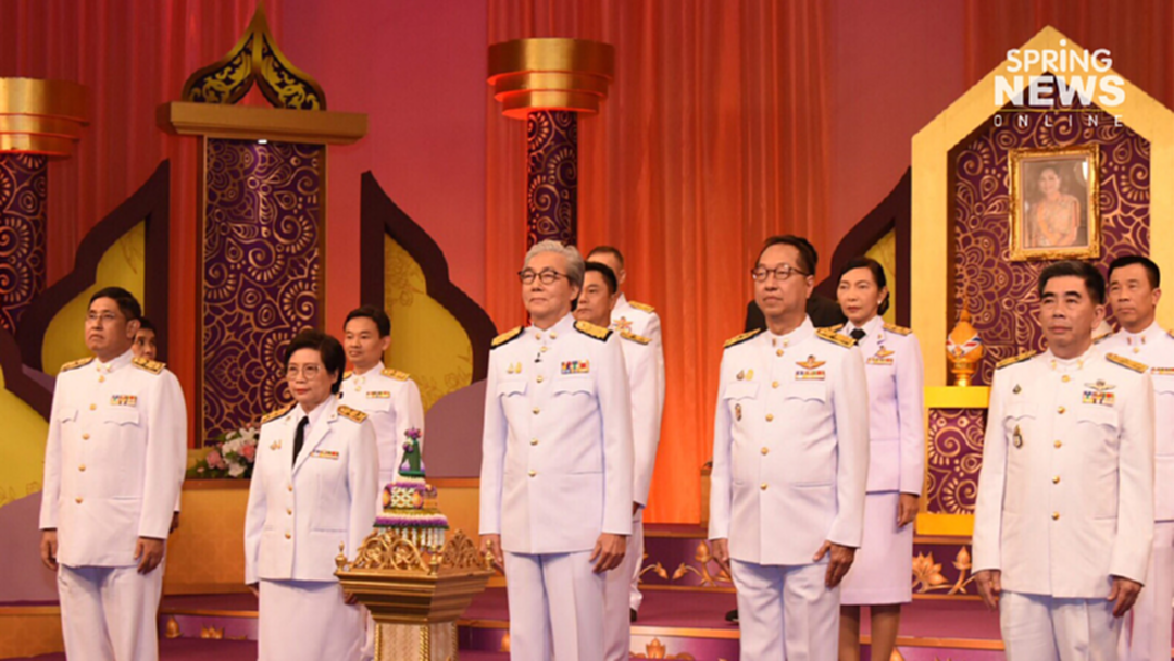 "สมคิด" นำข้าราชการ กระทรวงอุตฯ บันทึกเทปถวายพระพรชัยมงคล สมเด็จพระนางเจ้าฯ พระบรมราชินี "สมคิด" นำข้าราชการ กระทรวงอุตฯ บันทึกเทปถวายพระพรชัยมงคล สมเด็จพระนางเจ้าฯ พระบรมราชินี