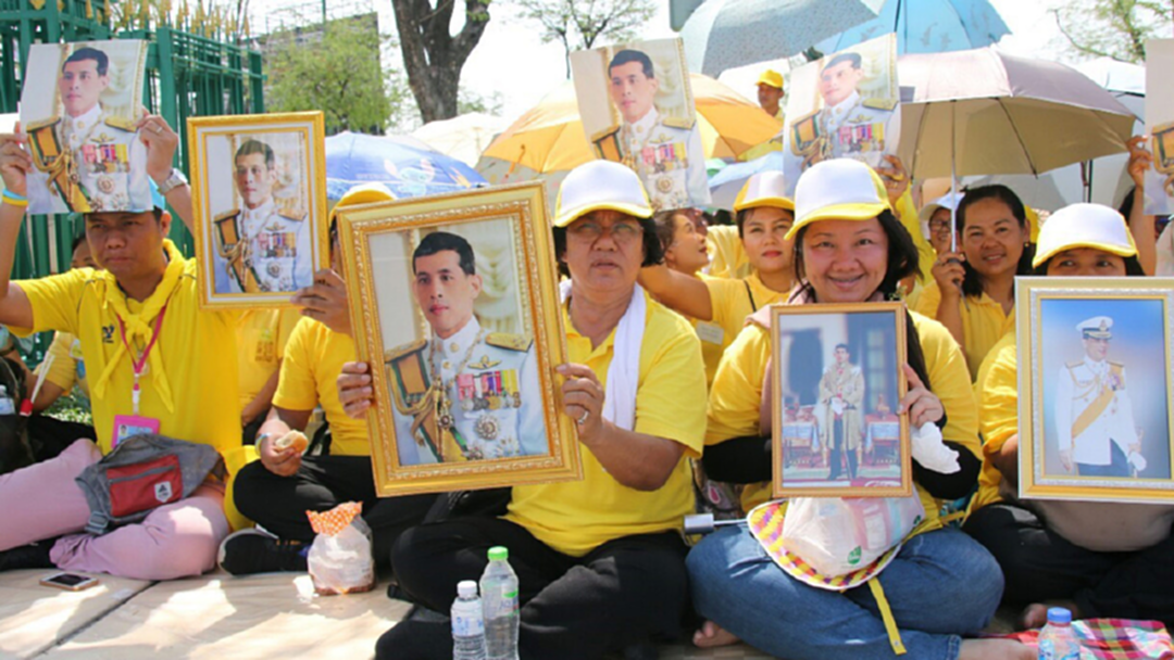 ในหลวงฯ รับสั่งจนท.ดูแลประชาชนที่รอเฝ้าขบวนเสด็จฯเลียบพระนคร ในหลวงฯ รับสั่งจนท.ดูแลประชาชนที่รอเฝ้าขบวนเสด็จฯเลียบพระนคร