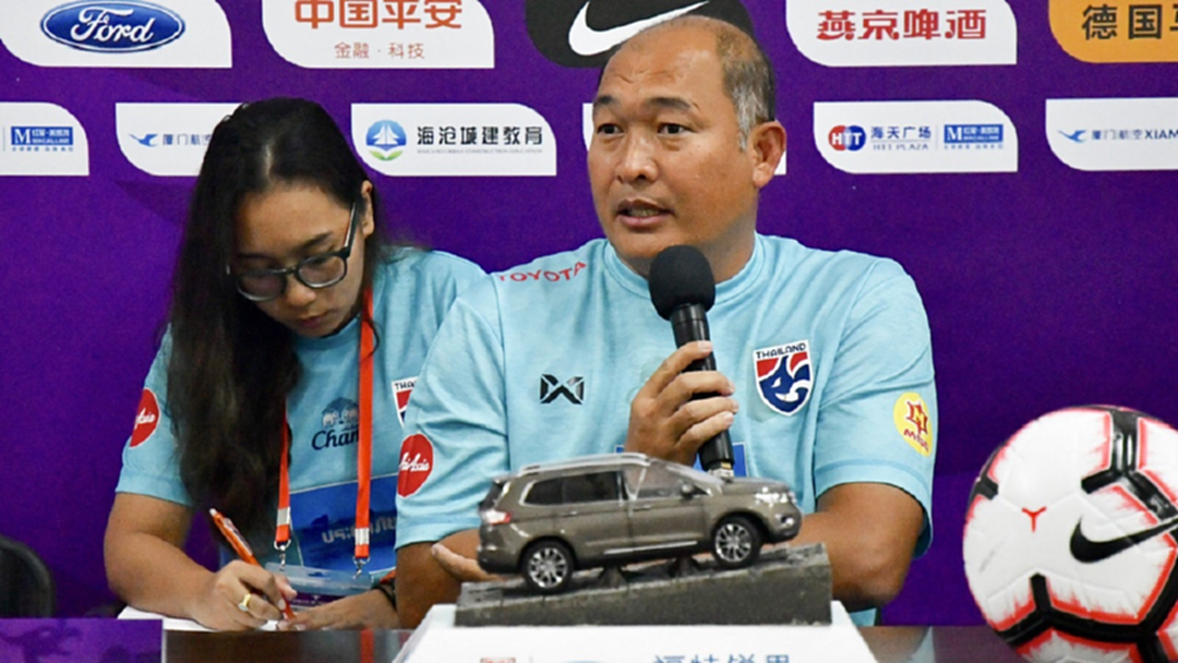 “โค้ชรุณ” มั่นใจ "ชบาแก้ว U19" ได้ประสบการณ์จากสี่เส้าที่จีน ต่อยอดลุย "ชิงแชมป์เอเชีย" “โค้ชรุณ” มั่นใจ "ชบาแก้ว U19" ได้ประสบการณ์จากสี่เส้าที่จีน ต่อยอดลุย "ชิงแชมป์เอเชีย"