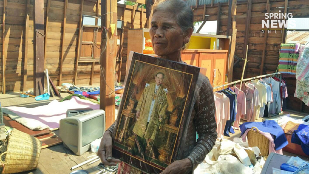 เชื่อในพระบารมี ! พายุฤดูร้อนถล่มบ้านตา-ยายพังยับ กอดรูปในหลวง ร.9 แน่น เชื่อในพระบารมี ! พายุฤดูร้อนถล่มบ้านตา-ยายพังยับ กอดรูปในหลวง ร.9 แน่น