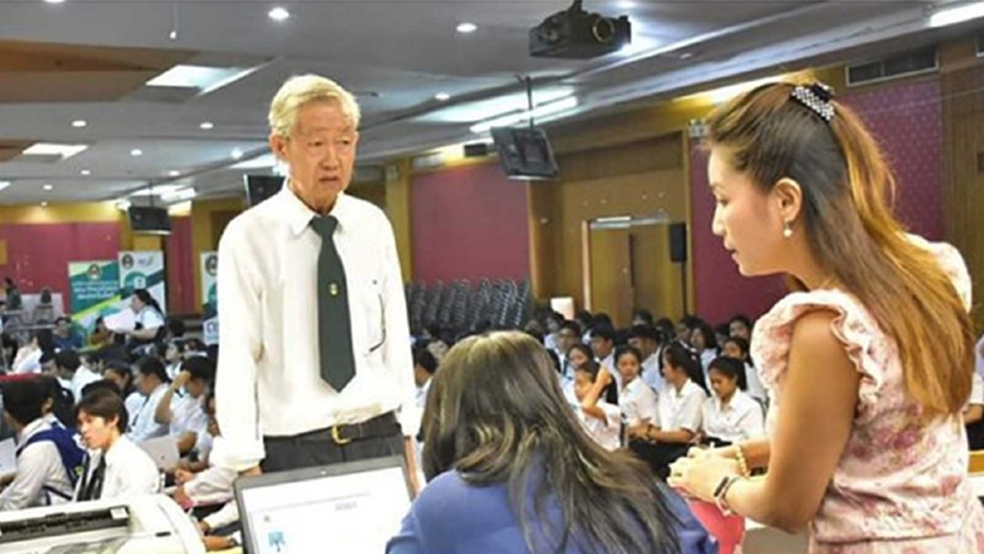 คุณตาเกษียณวัย 70 รายงานตัวนักศึกษาปี 1 ป.ตรี ภาคปกติ ฝาก "ไม่มีใครแก่เกินเรียน" คุณตาเกษียณวัย 70 รายงานตัวนักศึกษาปี 1 ป.ตรี ภาคปกติ ฝาก "ไม่มีใครแก่เกินเรียน"