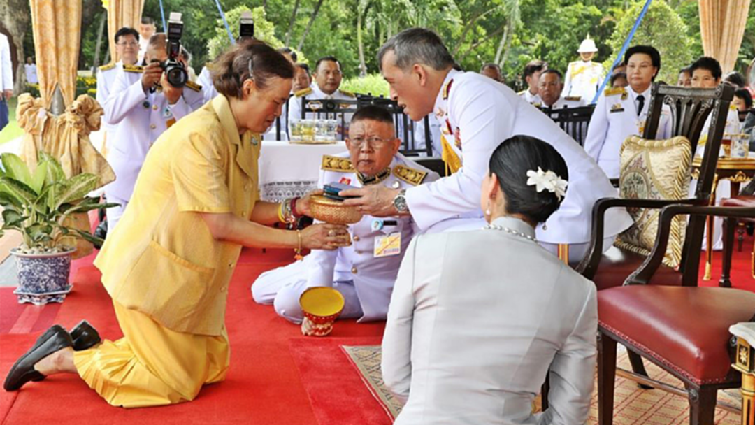 พระเจ้าอยู่หัว พระราชินี เสด็จฯแปลงนาสาธิต สวนจิตรลดา สมเด็จพระเทพฯ เฝ้ารับเสด็จ
