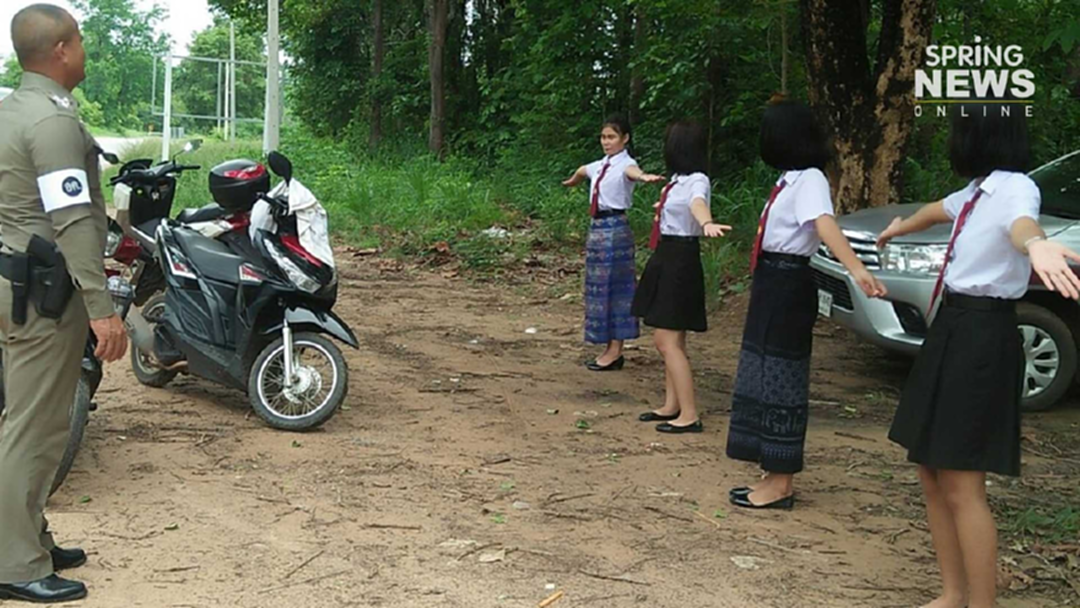 อมยิ้ม! ตร.สั่ง "ออกกำลังกาย" นร.สาวไม่สวมหมวกกันน็อค อมยิ้ม! ตร.สั่ง "ออกกำลังกาย" นร.สาวไม่สวมหมวกกันน็อค