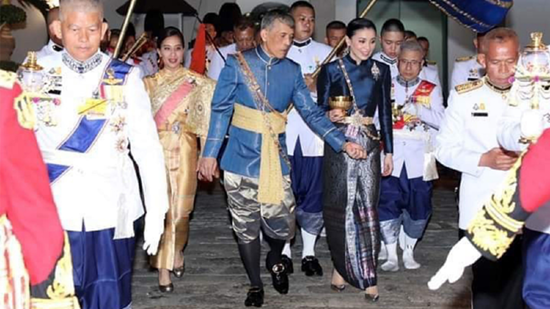 ในหลวง-พระราชินี เสด็จฯ เฉลิมพระราชมณเฑียร ประทับแรม 1 คืน ในหลวง-พระราชินี เสด็จฯ เฉลิมพระราชมณเฑียร ประทับแรม 1 คืน