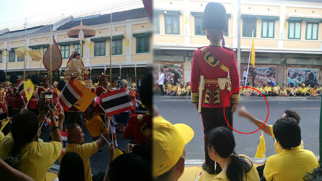 ซึ้งใจ! ประชาชนทำแบบนี้กับทหาร? ขณะรอรับเสด็จฯ พระราชพิธีบรมราชาภิเษก ซึ้งใจ! ประชาชนทำแบบนี้กับทหาร? ขณะรอรับเสด็จฯ พระราชพิธีบรมราชาภิเษก