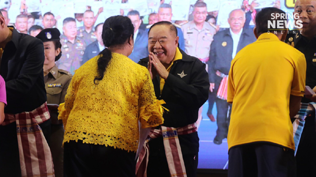 "บิ๊กป้อม" เดินหน้าคืนโฉนดชาวบ้าน ปลดกับดักความยากจนจากหนี้นอกระบบ "บิ๊กป้อม" เดินหน้าคืนโฉนดชาวบ้าน ปลดกับดักความยากจนจากหนี้นอกระบบ