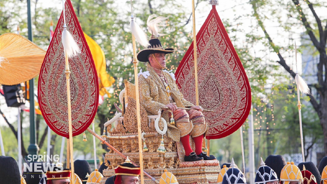 รัฐบาลถวายสดุดีในหลวงและพระราชวงศ์ ทรงมีพระวิริยะอุตสาหะในพระราชพิธีบรมราชาภิเษก รัฐบาลถวายสดุดีในหลวงและพระราชวงศ์ ทรงมีพระวิริยะอุตสาหะในพระราชพิธีบรมราชาภิเษก