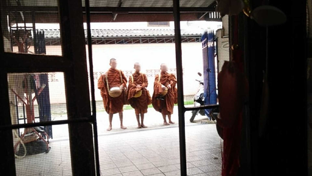 น่ากลัว! หนุ่มเผยพระสงฆ์ยืนกดดันหน้าบ้าน "ไม่ให้เงินไม่ไป" น่ากลัว! หนุ่มเผยพระสงฆ์ยืนกดดันหน้าบ้าน "ไม่ให้เงินไม่ไป"