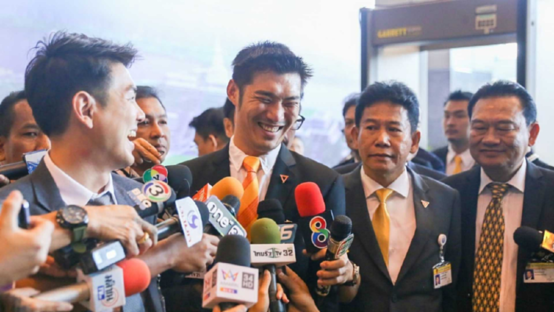 ธนาธร ร่วมเปิดประชุมสภานัดแรก เผยความคืบหน้าสนับสนุน ปธ.สภาฯ ธนาธร ร่วมเปิดประชุมสภานัดแรก เผยความคืบหน้าสนับสนุน ปธ.สภาฯ