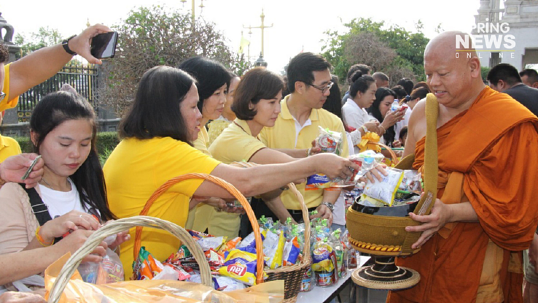 พุทธศาสนิกชนชาวฉะเชิงเทรา ทำบุญตักบาตร ถวายเป็นพุทธบูชา เนื่องในวันวิสาขบูชา ประจำปี 2562
