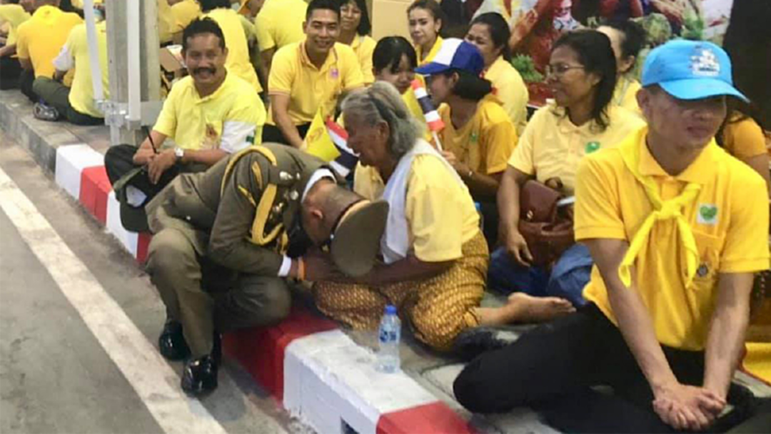 ได้ใจประชาชน “ผู้การตำรวจวัง” นั่งจับเข่าคุย-ก้มกราบคุณยายเฝ้ารับเสด็จ ได้ใจประชาชน “ผู้การตำรวจวัง” นั่งจับเข่าคุย-ก้มกราบคุณยายเฝ้ารับเสด็จ