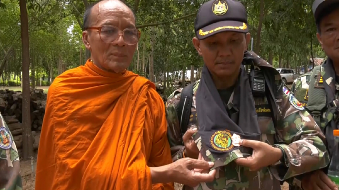 ปะทะเดือด! ขบวนการมอดไม้เขมร ระเบิดด้าน 2 ลูก เชื่อบารมีจีวรหลวงปู่สรวงคุ้มครอง