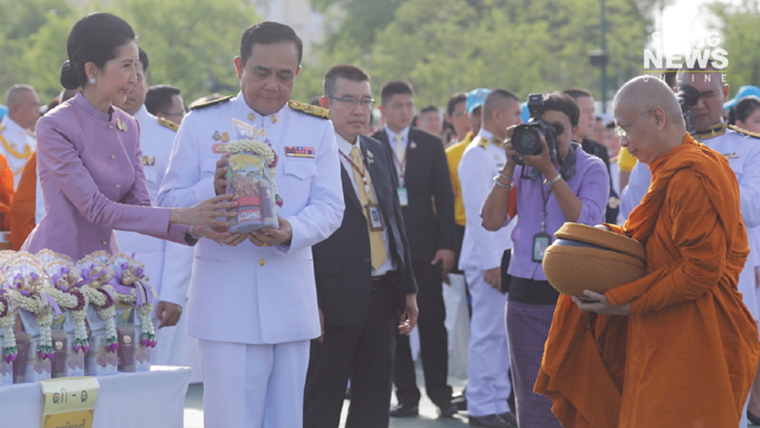 “บิ๊กตู่” นำคณะรัฐมนตรีตักบาตรพระสงฆ์ 410 รูป ถวายราชกุศล “สมเด็จพระราชินี” “บิ๊กตู่” นำคณะรัฐมนตรีตักบาตรพระสงฆ์ 410 รูป ถวายราชกุศล “สมเด็จพระราชินี”