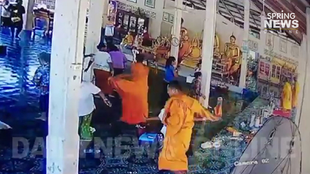 ระทึก พระไล่ฟันพระตำรวจจับสึกพบประวัติเคยฆ่าคน