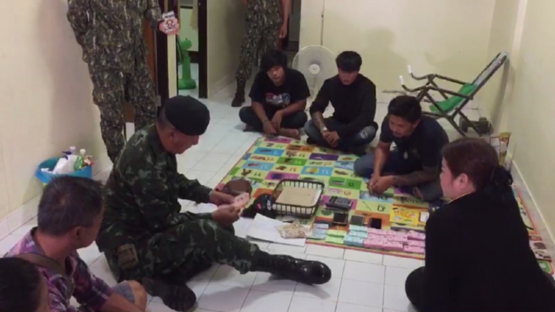 จับแก๊งหมูทองปล่อยกู้ดอกโหด มีหนุ่มอายุแค่ 15ปี จับแก๊งหมูทองปล่อยกู้ดอกโหด มีหนุ่มอายุแค่ 15ปี