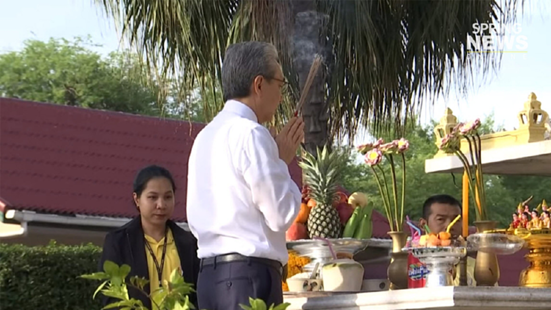 "สมคิด" ย่องเงียบ สักการะพระพรหม -พระภูมิเจ้าที่ ก่อนเข้าทำเนียบ "สมคิด" ย่องเงียบ สักการะพระพรหม -พระภูมิเจ้าที่ ก่อนเข้าทำเนียบ