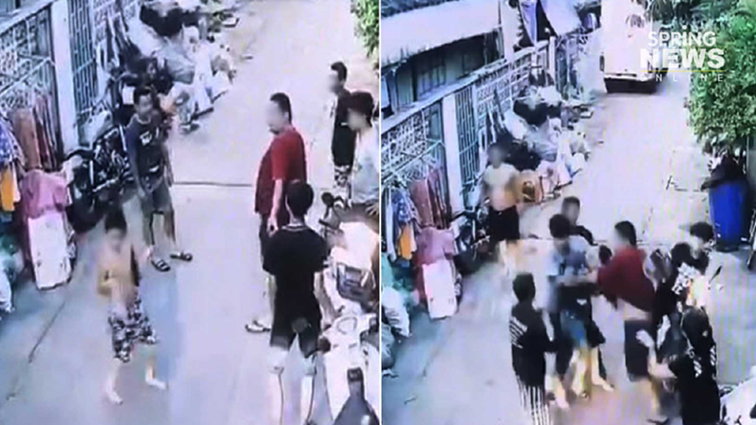 หนุ่มตะโกนด่า "เบิ้ลเครื่องทำไม" เจอโจ๋พาพวกรุมยำ 4 ต่อ 1 หนุ่มตะโกนด่า "เบิ้ลเครื่องทำไม" เจอโจ๋พาพวกรุมยำ 4 ต่อ 1