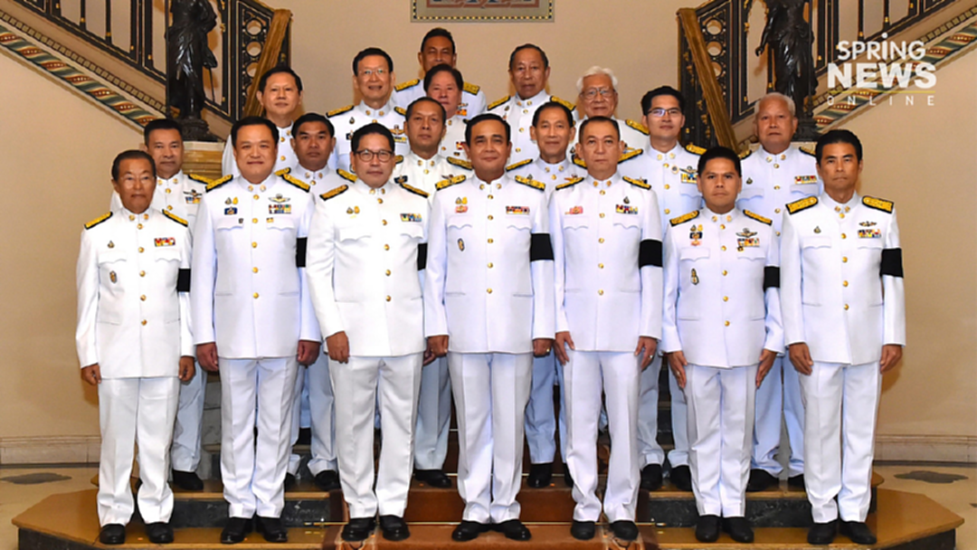 ประยุทธ์ จ่อนำทีม ครม. ถ่ายรูปหมู่หลังถวายสัตย์ ประยุทธ์ จ่อนำทีม ครม. ถ่ายรูปหมู่หลังถวายสัตย์