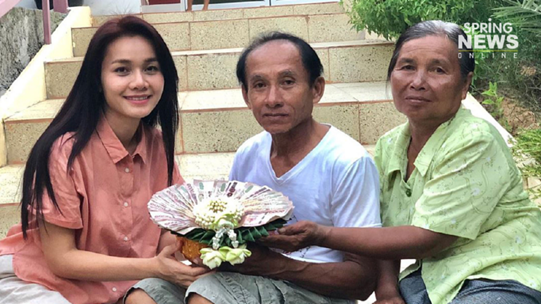 "ต่าย อรทัย" สุดภูมิใจเป็นพรีเซ็นเตอร์เต็มตัวครั้งแรก หอบเงินค่าตัวยกให้ครอบครัว