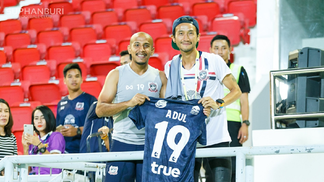 แข้งในดวงใจ!! “พี่ตูน” เป็นปลื้มได้เสื้อ-ลายเซ็นต์ “บังดุล” แข้งในดวงใจ!! “พี่ตูน” เป็นปลื้มได้เสื้อ-ลายเซ็นต์ “บังดุล”