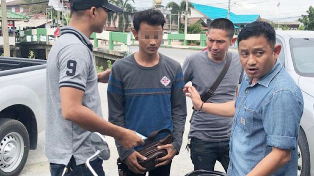คุกรออยู่! รวบหนุ่มแชทผ่านเฟซบุ๊ก ลวงด.ญ. วัย 14 อ้างไม่เจตนา-รักจริง คุกรออยู่! รวบหนุ่มแชทผ่านเฟซบุ๊ก ลวงด.ญ. วัย 14 อ้างไม่เจตนา-รักจริง
