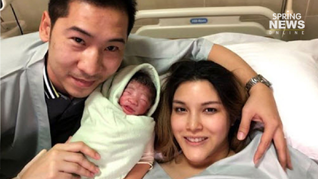 "แนท เอวิตรา" คลอดแล้วลูกชายคนแรก ตั้งชื่อ "น้องโนอาร์" มาเร็วก่อนกำหนด "แนท เอวิตรา" คลอดแล้วลูกชายคนแรก ตั้งชื่อ "น้องโนอาร์" มาเร็วก่อนกำหนด