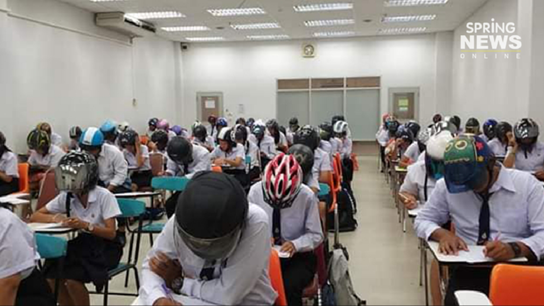 ไอเดียบรรเจิด! ม.ดังอีสาน รณรงค์นักศึกษาสวมหมวกกันน็อค ไอเดียบรรเจิด! ม.ดังอีสาน รณรงค์นักศึกษาสวมหมวกกันน็อค