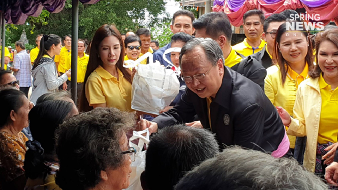"สนธิรัตน์" นำทีม "ก.พลังงาน" ลุยแจกของน้ำท่วมร้อยเอ็ด "สนธิรัตน์" นำทีม "ก.พลังงาน" ลุยแจกของน้ำท่วมร้อยเอ็ด