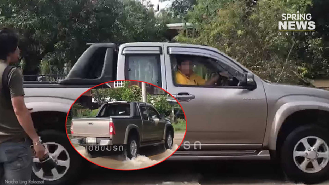 หนุ่มกระบะไร้มารยาท ซิ่งลุยน้ำท่วมไม่ยั้ง ถูกเตือน ฉุน! สวนกลับแบบนี้ หนุ่มกระบะไร้มารยาท ซิ่งลุยน้ำท่วมไม่ยั้ง ถูกเตือน ฉุน! สวนกลับแบบนี้