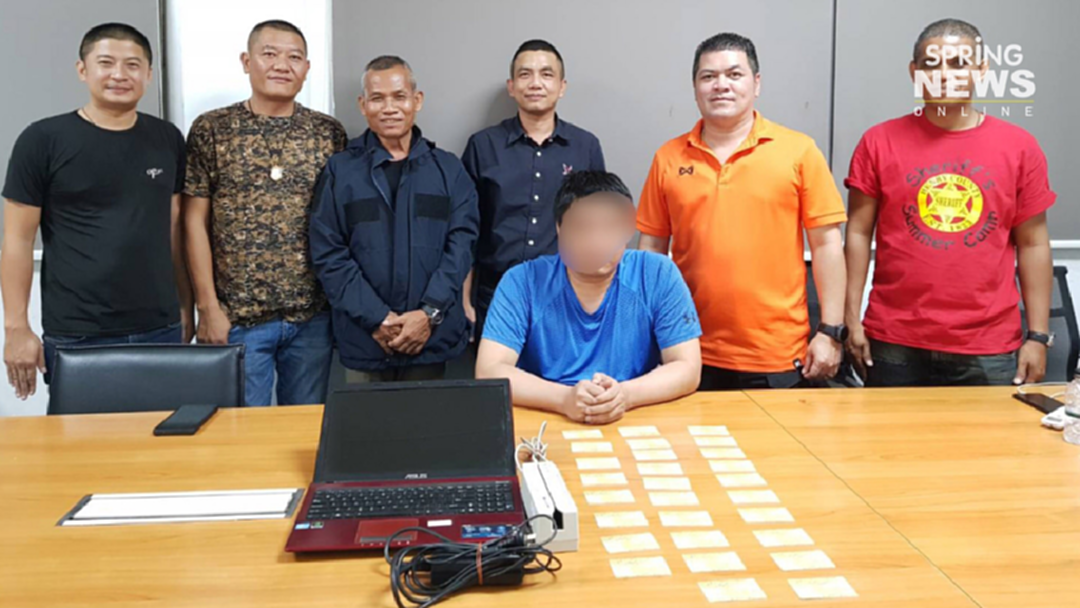 รวบหนุ่มชาวจีนปลอมบัตรเครดิตตระเวนรูดซื้อสินค้า พร้อมยึดของกลางหลายรายการ รวบหนุ่มชาวจีนปลอมบัตรเครดิตตระเวนรูดซื้อสินค้า พร้อมยึดของกลางหลายรายการ