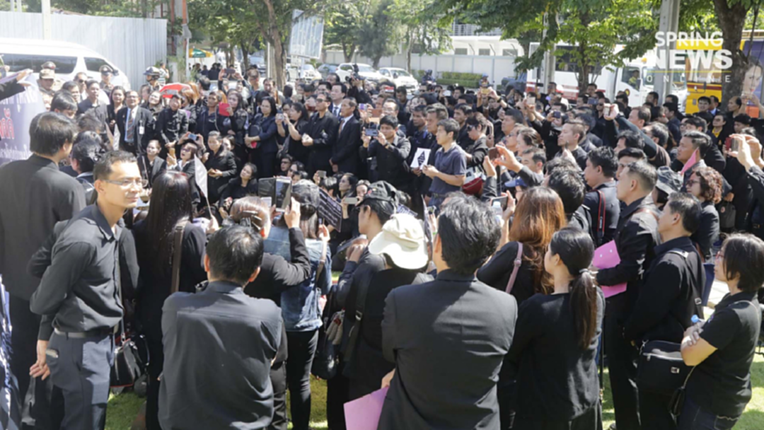 ครูแต่งชุดดำ กว่าพันคน รวมตัวหน้ารัฐสภา คัดค้านร่าง พ.ร.บ.การศึกษาฯ ครูแต่งชุดดำ กว่าพันคน รวมตัวหน้ารัฐสภา คัดค้านร่าง พ.ร.บ.การศึกษาฯ