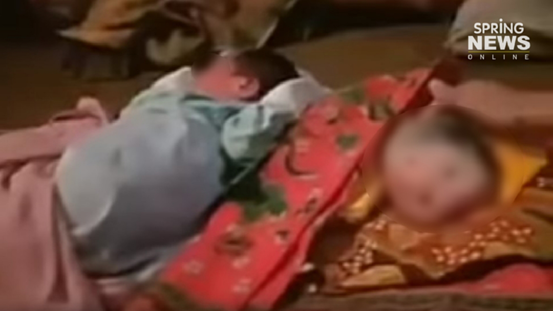 แม่ชาวมาเลฯ สุดช้ำคลอดลูกแฝด มีแต่หัว (คลิป) แม่ชาวมาเลฯ สุดช้ำคลอดลูกแฝด มีแต่หัว (คลิป)