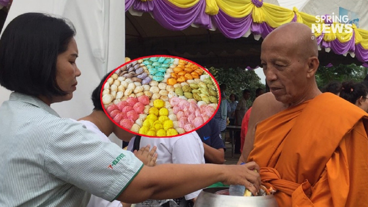 หนึ่งเดียวในไทย! สุพรรณบุรี ตักบาตร "ขนมครก 8 สี"