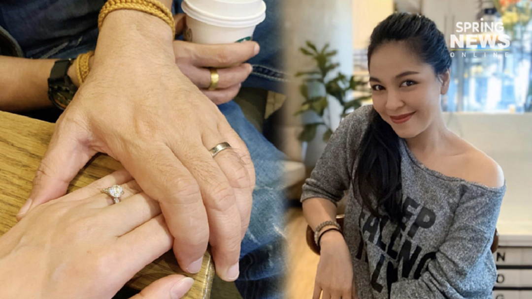 "จอย ศิริลักษณ์” ความรักเข้าสู่ปีที่ 10 เผยภาพกุมมือโชว์แหวนที่นิ้วนางข้างซ้ายคู่แฟนหนุ่ม "จอย ศิริลักษณ์” ความรักเข้าสู่ปีที่ 10 เผยภาพกุมมือโชว์แหวนที่นิ้วนางข้างซ้ายคู่แฟนหนุ่ม
