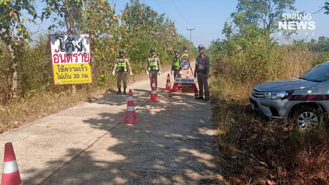 สุดประทับใจ ตำรวจเป็นห่วงชาวบ้าน ตั้งด่านถนนในป่า หวั่นเกิดอุบัติเหตุ สุดประทับใจ ตำรวจเป็นห่วงชาวบ้าน ตั้งด่านถนนในป่า หวั่นเกิดอุบัติเหตุ