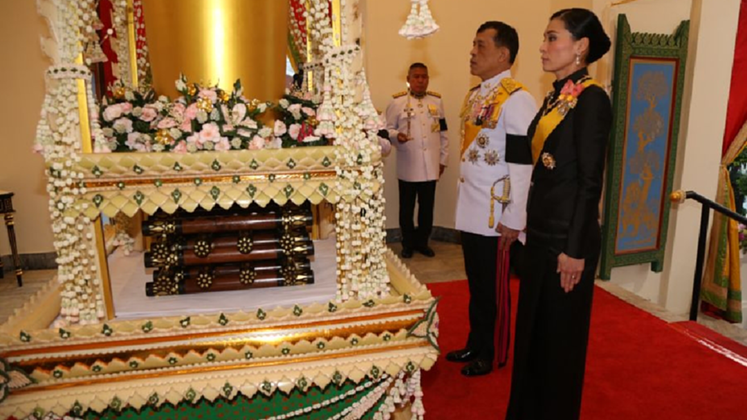 "ในหลวง-ราชินี" เสด็จฯพระราชทานเพลิงศพ "พล.อ.เปรม"