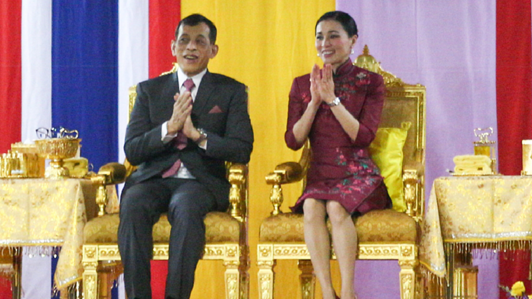 "ในหลวง-พระราชินี" เสด็จพระราชดำเนินเยี่ยมชาวไทยเชื้อสายจีนเยาวราช "ในหลวง-พระราชินี" เสด็จพระราชดำเนินเยี่ยมชาวไทยเชื้อสายจีนเยาวราช