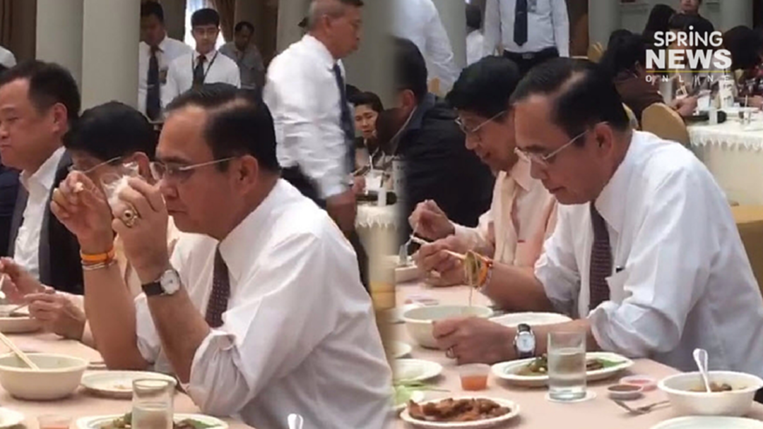 "บิ๊กตู่" เปิบข้าวเหนียว ซดก๋วยเตี๋ยว ร่วมงานเลี้ยงปีใหม่พบปะสื่อมวลชน "บิ๊กตู่" เปิบข้าวเหนียว ซดก๋วยเตี๋ยว ร่วมงานเลี้ยงปีใหม่พบปะสื่อมวลชน