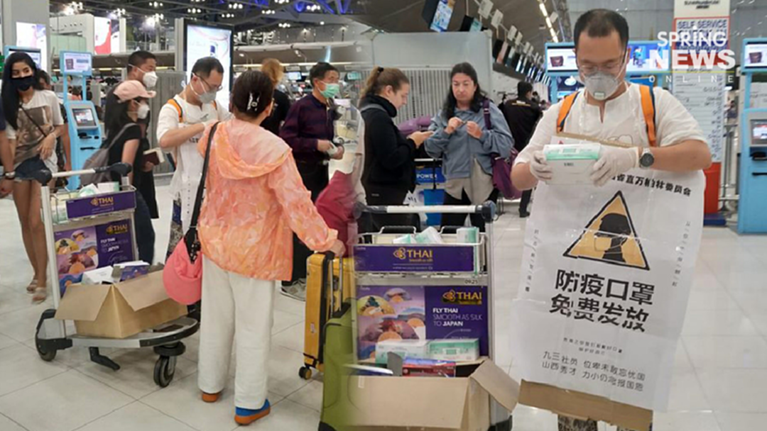 หนุ่มโพสต์ เจอชาวจีนซื้อหน้ากากอนามัยยืนแจกในสนามบินสุวรรณภูมิ หนุ่มโพสต์ เจอชาวจีนซื้อหน้ากากอนามัยยืนแจกในสนามบินสุวรรณภูมิ