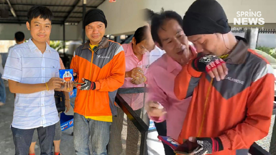น้ำตาไหล! หนุ่มทำเงินหมื่นหายได้คืน พร้อมเผยที่มาของกระเป๋าตังค์ใบสำคัญ น้ำตาไหล! หนุ่มทำเงินหมื่นหายได้คืน พร้อมเผยที่มาของกระเป๋าตังค์ใบสำคัญ