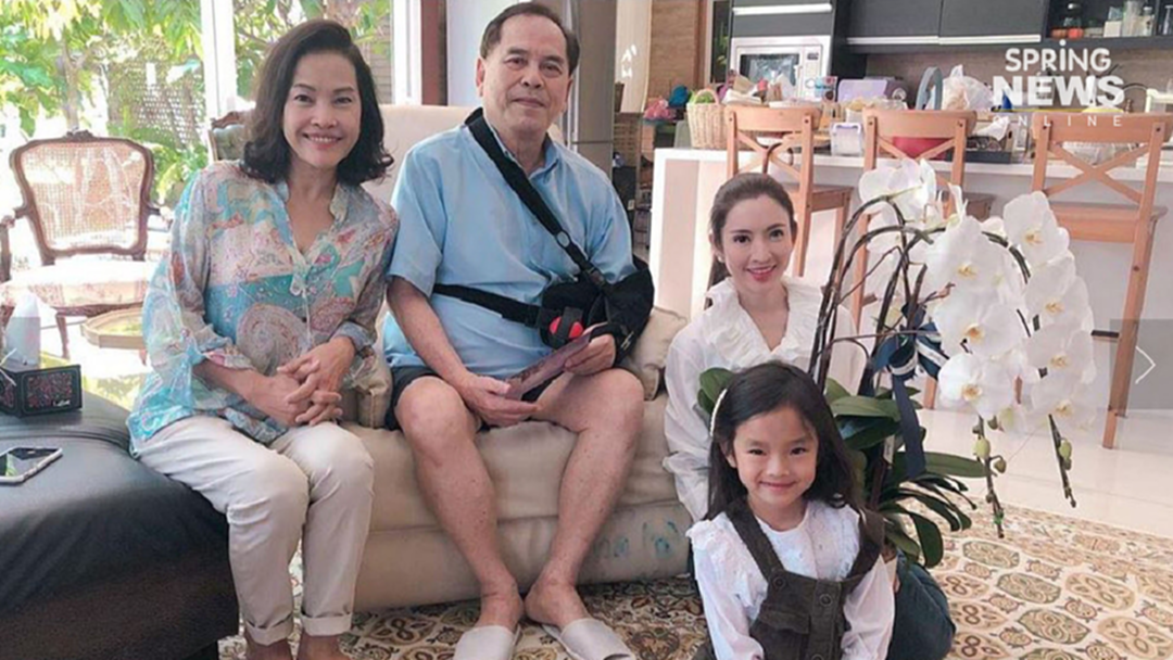 "แอฟ ทักษอร" พา "น้องปีใหม่" สวัสดีปีใหม่ปู่และย่าที่บ้านเตชะณรงค์ "แอฟ ทักษอร" พา "น้องปีใหม่" สวัสดีปีใหม่ปู่และย่าที่บ้านเตชะณรงค์