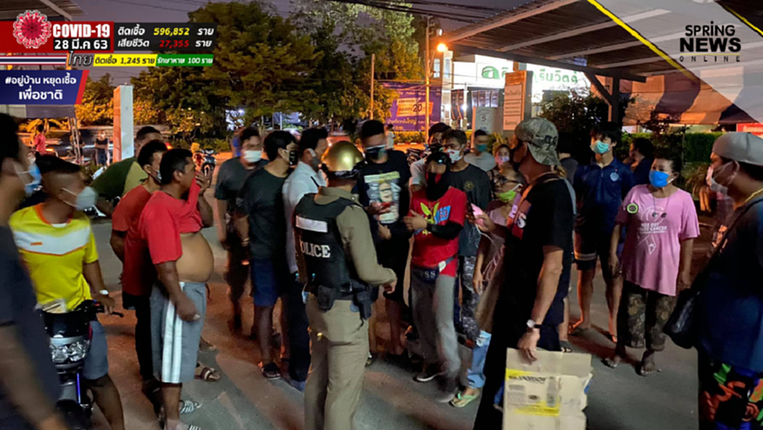 คลิป! ชาวบ้านลุกฮือรวมตัวไล่ผู้ป่วยโควิด 19 หลัง รพ. รับมารักษาตัว หวั่นแพร่เชื้อใส่ชุมชน คลิป! ชาวบ้านลุกฮือรวมตัวไล่ผู้ป่วยโควิด 19 หลัง รพ. รับมารักษาตัว หวั่นแพร่เชื้อใส่ชุมชน