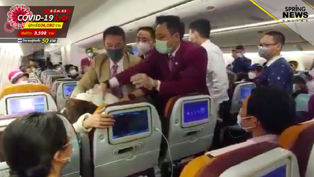 [คลิป] ผู้โดยสารจีนคลั่งไอใส่หน้าแอร์ฯ การบินไทย เหตุไม่พอใจเครื่องจอดนาน