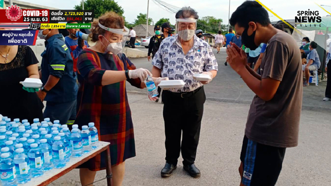 ประธานบริษัทเอ็มวีฯทำ ข้าวกล่อง แจกชาวบ้านชุมชนหัวรถจักรตึกแดง ประธานบริษัทเอ็มวีฯทำ ข้าวกล่อง แจกชาวบ้านชุมชนหัวรถจักรตึกแดง