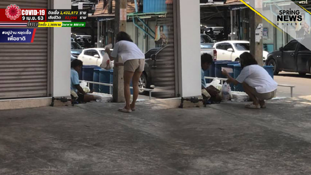 โซเชียลประทับใจ สาวใจบุญเห็นคุณตาหาของเหลือในถังขยะกิน จนเธอต้องวกรถกลับ โซเชียลประทับใจ สาวใจบุญเห็นคุณตาหาของเหลือในถังขยะกิน จนเธอต้องวกรถกลับ