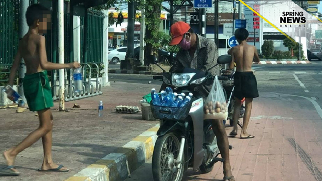 พ่อลูกโกยข้าวของ "ตู้ปันสุข" หมดเกลี้ยง ลั่น "คนอื่นเอาเยอะกว่าอีก"